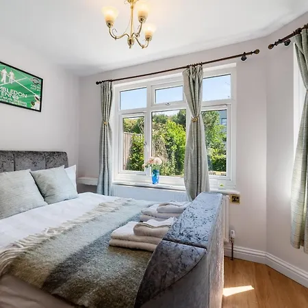Lovely Garden Apartment In Wimbledon Town Centre With Private Parking By Wimbledon Holiday Lets